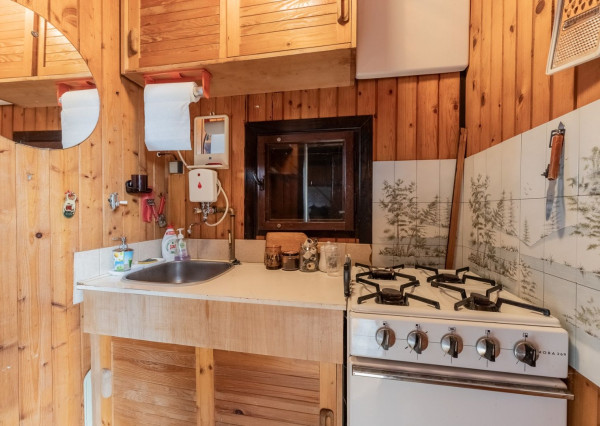 PREDANÁ - RealityDS - Predaj rekreačného pozemku 400 m2 s letnou drevenou chatkou !!!, 65990,- € Dobrohošť