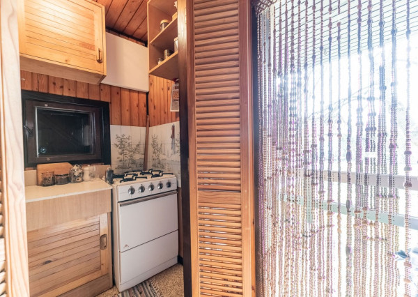 PREDANÁ - RealityDS - Predaj rekreačného pozemku 400 m2 s letnou drevenou chatkou !!!, 65990,- € Dobrohošť