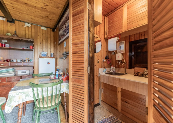 PREDANÁ - RealityDS - Predaj rekreačného pozemku 400 m2 s letnou drevenou chatkou !!!, 65990,- € Dobrohošť