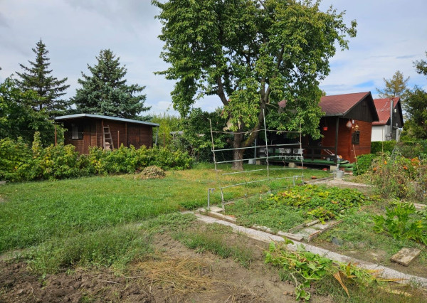 PREDANÁ - RealityDS - Predaj rekreačného pozemku 400 m2 s letnou drevenou chatkou !!!, 65990,- € Dobrohošť