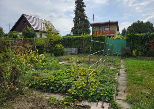 PREDANÁ - RealityDS - Predaj rekreačného pozemku 400 m2 s letnou drevenou chatkou !!!, 65990,- € Dobrohošť