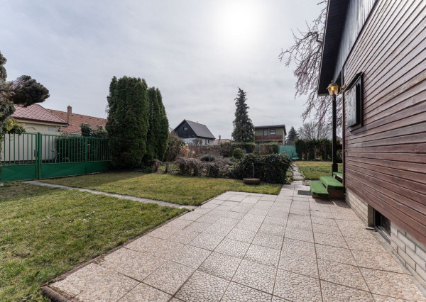 PREDANÁ - RealityDS - Predaj rekreačného pozemku 400 m2 s letnou drevenou chatkou !!!, 65990,- € Dobrohošť