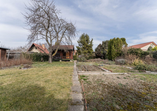 PREDANÁ - RealityDS - Predaj rekreačného pozemku 400 m2 s letnou drevenou chatkou !!!, 65990,- € Dobrohošť