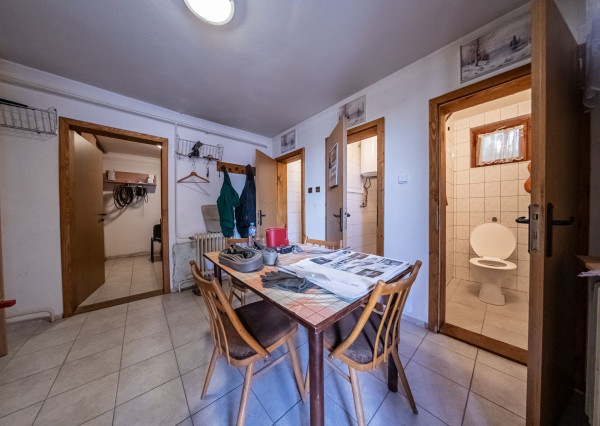 RealityDS - Prenájom/ Predaj - zabehnutá stolárska dieľňa, vs. Skladový areál, s 1641 m2 pozemkom v OV, Gabčíkovo