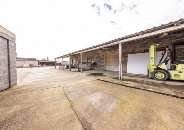 RealityDS - Prenájom/ Predaj - zabehnutá stolárska dieľňa, vs. Skladový areál, s 1641 m2 pozemkom v OV, Gabčíkovo