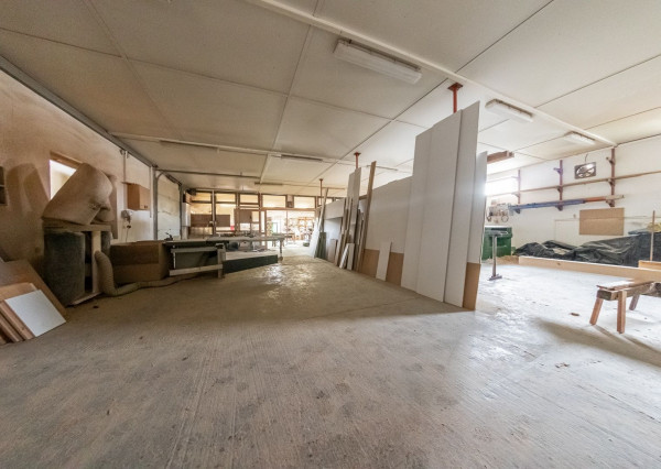 RealityDS - Prenájom/ Predaj - zabehnutá stolárska dieľňa, vs. Skladový areál, s 1641 m2 pozemkom v OV, Gabčíkovo