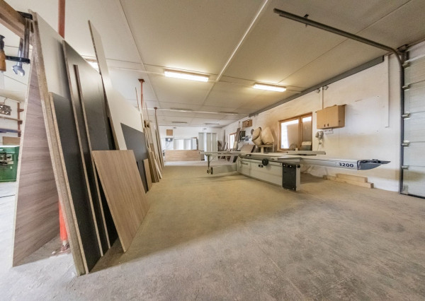 RealityDS - Prenájom/ Predaj - zabehnutá stolárska dieľňa, vs. Skladový areál, s 1641 m2 pozemkom v OV, Gabčíkovo