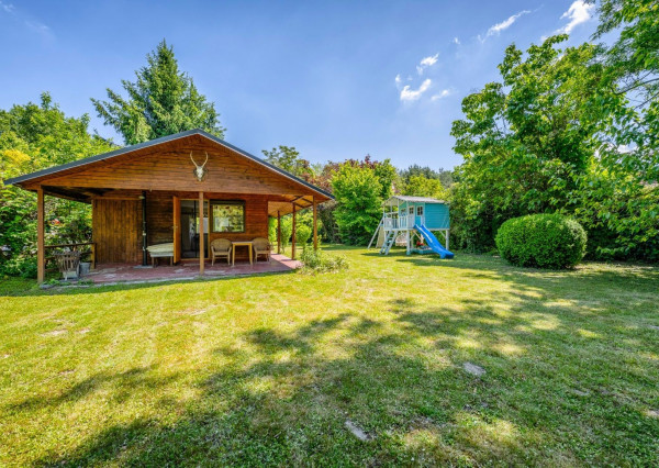 RealityDS - PREDAJ - pozemok s rekreačnou chatou priamo pri vode v Potônskych Lúkach!