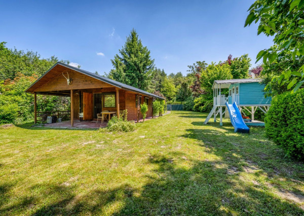 RealityDS - PREDAJ - pozemok s rekreačnou chatou priamo pri vode v Potônskych Lúkach!