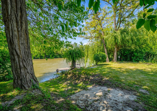 RealityDS - PREDAJ - pozemok s rekreačnou chatou priamo pri vode v Potônskych Lúkach!