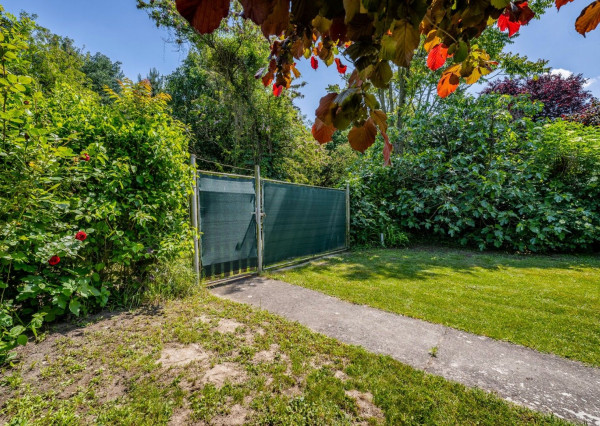 RealityDS - PREDAJ - pozemok s rekreačnou chatou priamo pri vode v Potônskych Lúkach!