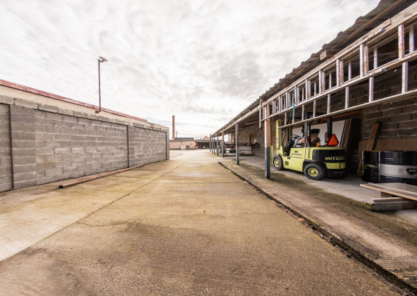 RealityDS - Predaj / Prenájom - zabehnutá stolárska dieľňa, vs. Skladový areál, s 1641 m2 pozemkom v OV, Gabčíkovo