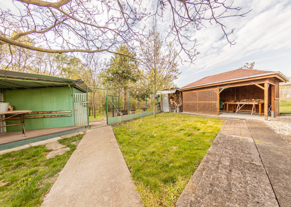 REZERVOVANÁ - RealityDS - Predaj kompletne zariadenej, podpivničenej rekreačnej chaty, prístreškom pre auto, altánkom, drevárničkou, grilom, so 6,88á pozemkom v OV, Gabčíkovo VEĽKÁ ZĽAVA !!!