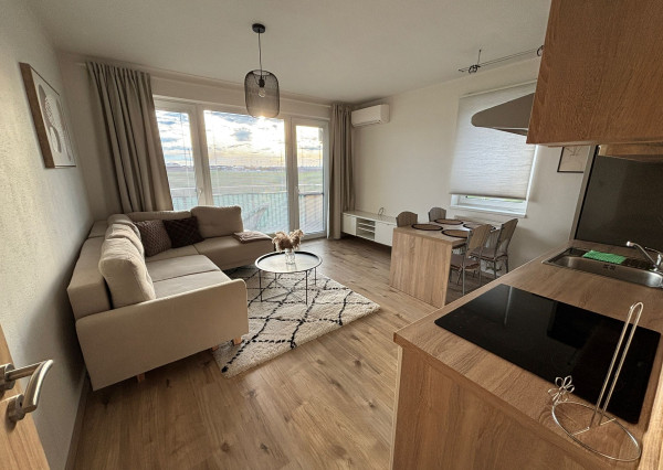 RealityDS - Prenájom 2-izb., kompletne zariadeného bytu v novostavbe,  42m2, internet +  balkón 8m2 + dve parkovacie miesta