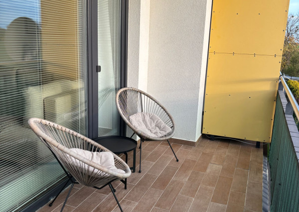 RealityDS - Prenájom 2-izb., kompletne zariadeného bytu v novostavbe,  42m2, internet +  balkón 8m2 + dve parkovacie miesta