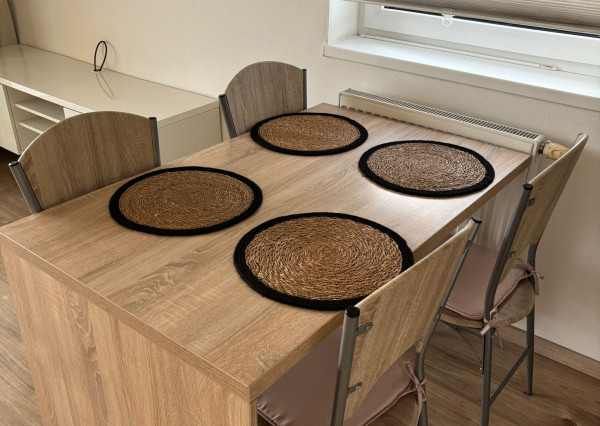 RealityDS - Prenájom 2-izb., kompletne zariadeného bytu v novostavbe,  42m2, internet +  balkón 8m2 + dve parkovacie miesta