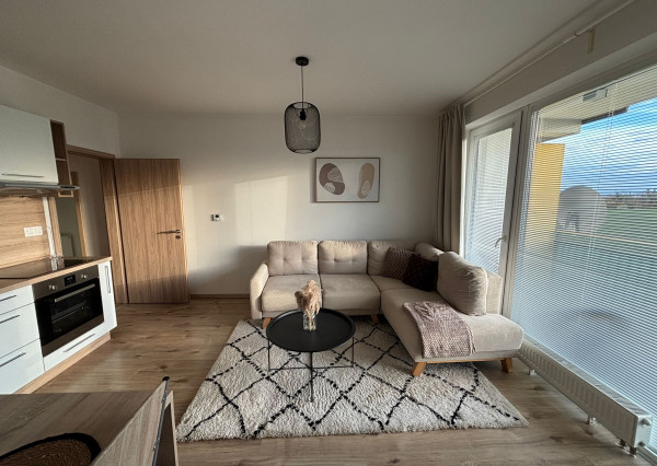 RealityDS - Prenájom 2-izb., kompletne zariadeného bytu v novostavbe,  42m2, internet +  balkón 8m2 + dve parkovacie miesta