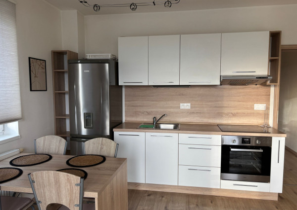 RealityDS - Prenájom 2-izb., kompletne zariadeného bytu v novostavbe,  42m2, internet +  balkón 8m2 + dve parkovacie miesta