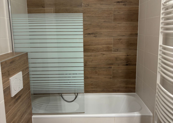 RealityDS - Prenájom 2-izb., kompletne zariadeného bytu v novostavbe,  42m2, internet +  balkón 8m2 + dve parkovacie miesta