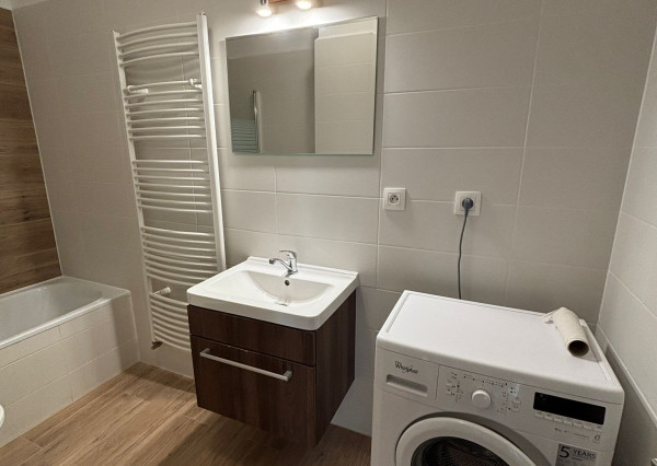 RealityDS - Prenájom 2-izb., kompletne zariadeného bytu v novostavbe,  42m2, internet +  balkón 8m2 + dve parkovacie miesta