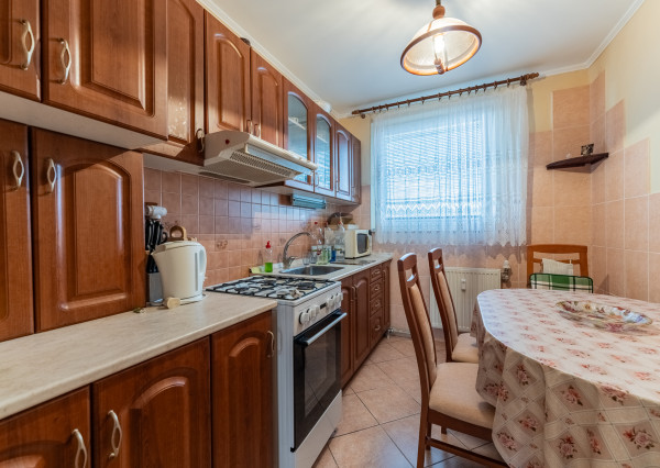 RealityDS  - Predaj kompletne zariadeného 3 izb. bytu so zasklenou loggiou,  70 m2, Hlavná ulica