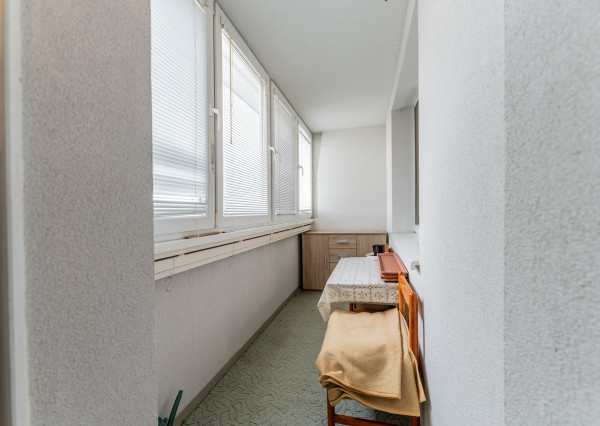 RealityDS  - Predaj kompletne zariadeného 3 izb. bytu so zasklenou loggiou,  70 m2, Hlavná ulica