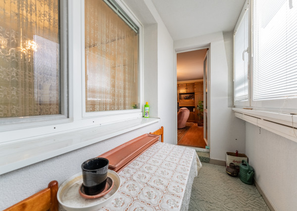 RealityDS  - Predaj kompletne zariadeného 3 izb. bytu so zasklenou loggiou,  70 m2, Hlavná ulica