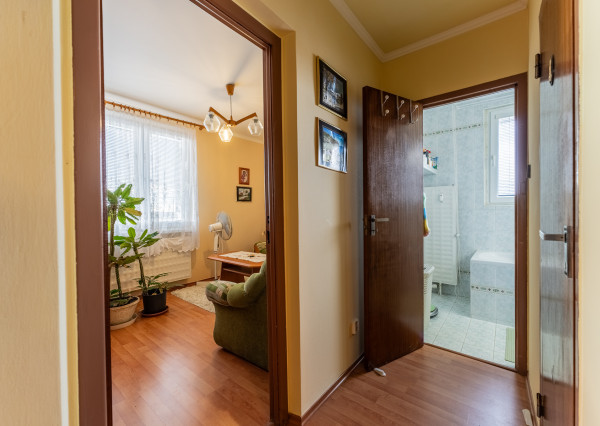 RealityDS  - Predaj kompletne zariadeného 3 izb. bytu so zasklenou loggiou,  70 m2, Hlavná ulica