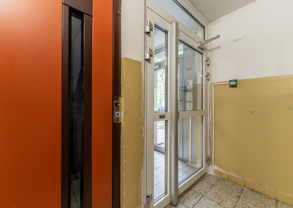 RealityDS  - Predaj kompletne zariadeného 3 izb. bytu so zasklenou loggiou,  70 m2, Hlavná ulica