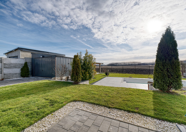 RealityDS – PREDAJ nadštandardnej 4-izbovej novostavby s bazénom a letnou kuchyňou, Orechová Potôň