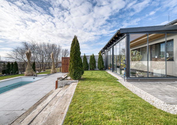 RealityDS – PREDAJ nadštandardnej 4-izbovej novostavby s bazénom a letnou kuchyňou, Orechová Potôň