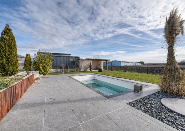 RealityDS – PREDAJ nadštandardnej 4-izbovej novostavby s bazénom a letnou kuchyňou, Orechová Potôň