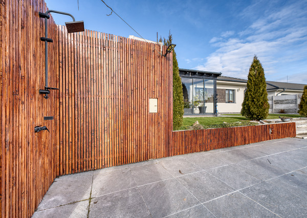 RealityDS – PREDAJ nadštandardnej 4-izbovej novostavby s bazénom a letnou kuchyňou, Orechová Potôň