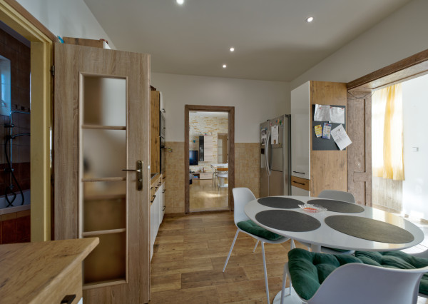 RealityDS – PREDAJ: Nadštandardný  4 izbový rodinný dom s wellnessom, bazénom a kompletným zariadením – Dolný Štál