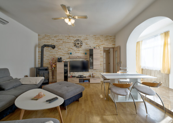 RealityDS – PREDAJ: Nadštandardný  4 izbový rodinný dom s wellnessom, bazénom a kompletným zariadením – Dolný Štál