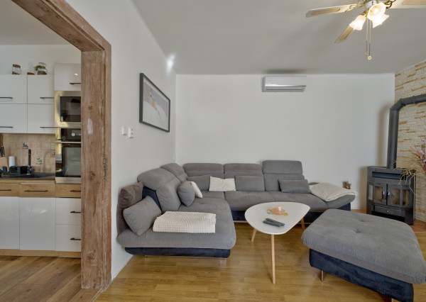 RealityDS – PREDAJ: Nadštandardný  4 izbový rodinný dom s wellnessom, bazénom a kompletným zariadením – Dolný Štál