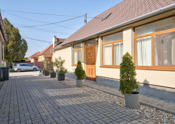 RealityDS – PREDAJ: Nadštandardný  4 izbový rodinný dom s wellnessom, bazénom a kompletným zariadením – Dolný Štál