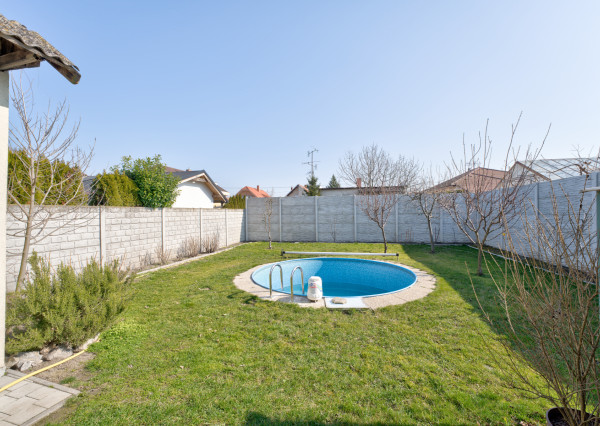 RealityDS – PREDAJ: Nadštandardný  4 izbový rodinný dom s wellnessom, bazénom a kompletným zariadením – Dolný Štál