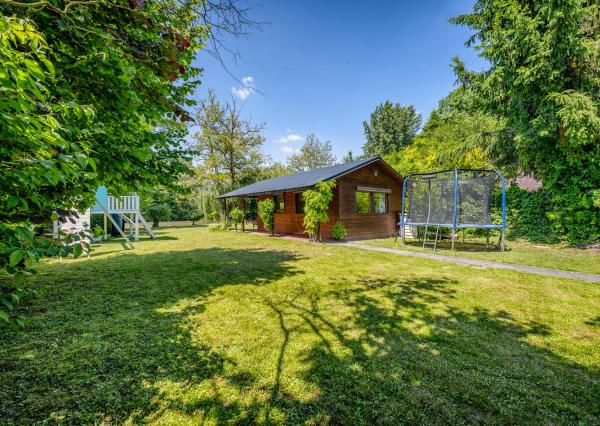 RealityDS - PREDAJ - pozemok s rekreačnou chatou priamo pri vode v Potônskych Lúkach!