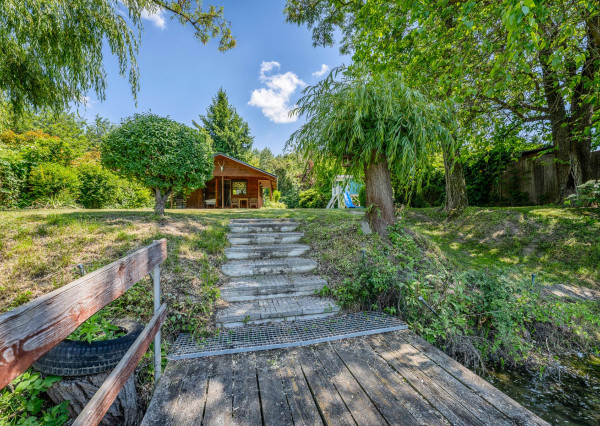 RealityDS - PREDAJ - pozemok s rekreačnou chatou priamo pri vode v Potônskych Lúkach!