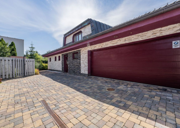 RealityDS - Nadštandardná nízkoenergetická vila v Šamoríne na PREDAJ: Moderná architektúra a špičkové technológie