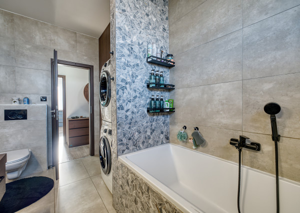 RealityDS – PREDAJ nadštandardnej 4-izbovej novostavby s bazénom a letnou kuchyňou, Orechová Potôň