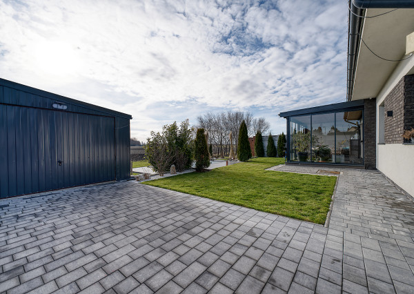 RealityDS – PREDAJ nadštandardnej 4-izbovej novostavby s bazénom a letnou kuchyňou, Orechová Potôň