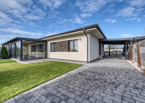 RealityDS – PREDAJ nadštandardnej 4-izbovej novostavby s bazénom a letnou kuchyňou, Orechová Potôň