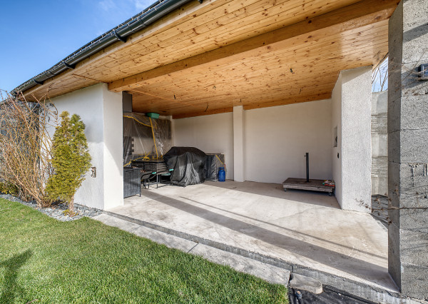 RealityDS – PREDAJ nadštandardnej 4-izbovej novostavby s bazénom a letnou kuchyňou, Orechová Potôň