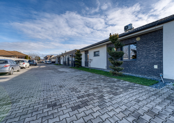 RealityDS – PREDAJ nadštandardnej 4-izbovej novostavby s bazénom a letnou kuchyňou, Orechová Potôň