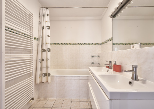 RealityDS – PRENÁJOM zariadeného 2 izb. bytu + krytého garáž. státia, ul. Agátová, Dúbravka