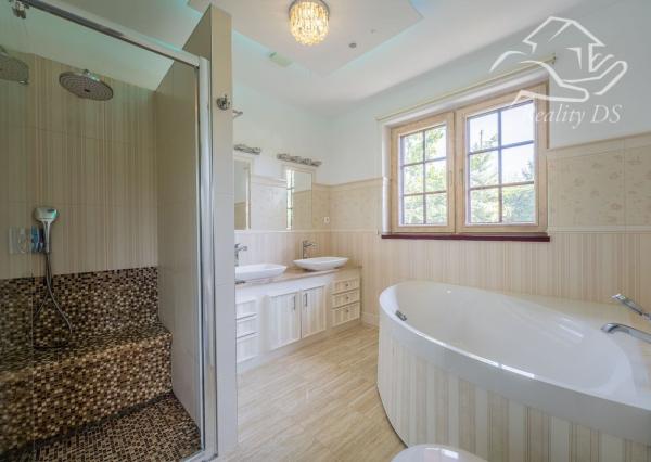 RealityDS - Nadštandardná nízkoenergetická vila v Šamoríne na PREDAJ: Moderná architektúra a špičkové technológie