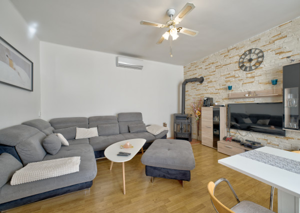 RealityDS – PREDAJ: Nadštandardný  4 izbový rodinný dom s wellnessom, bazénom a kompletným zariadením – Dolný Štál