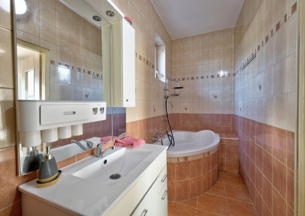 RealityDS – PREDAJ: Nadštandardný  4 izbový rodinný dom s wellnessom, bazénom a kompletným zariadením – Dolný Štál